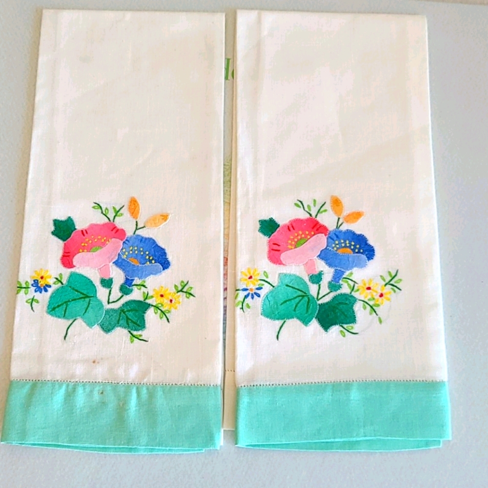 Two Vintage Guest Towells 8